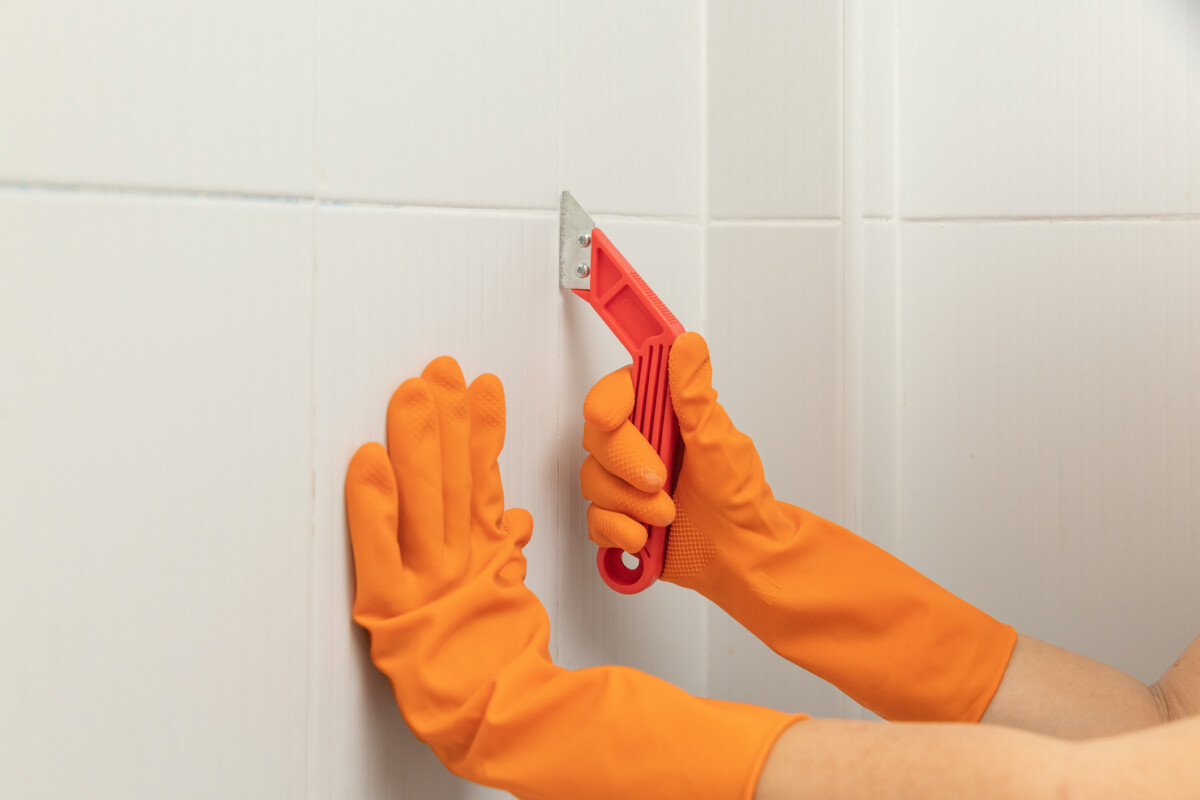 Raking out grout tiles for regrouting